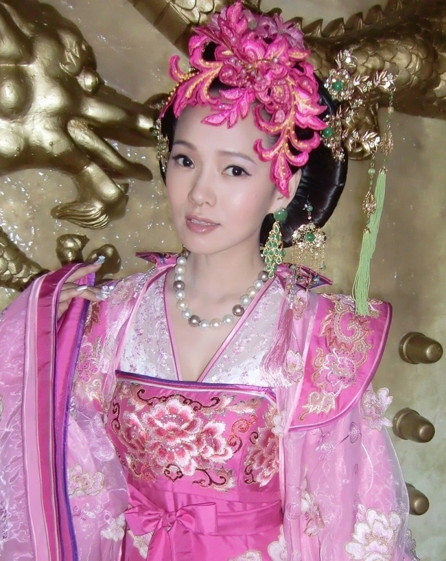 Nữ giám khảo của China's got talent dù đã ngoài 40 nhưng vẫn thật trẻ trung xinh đẹp